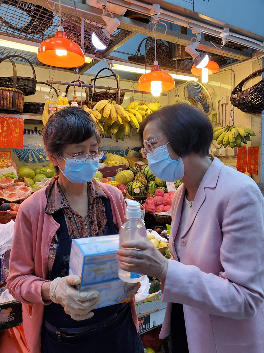 FEHD distributes face masks and disinfectant hand sanitisers to market tenants (21.7.2020)
