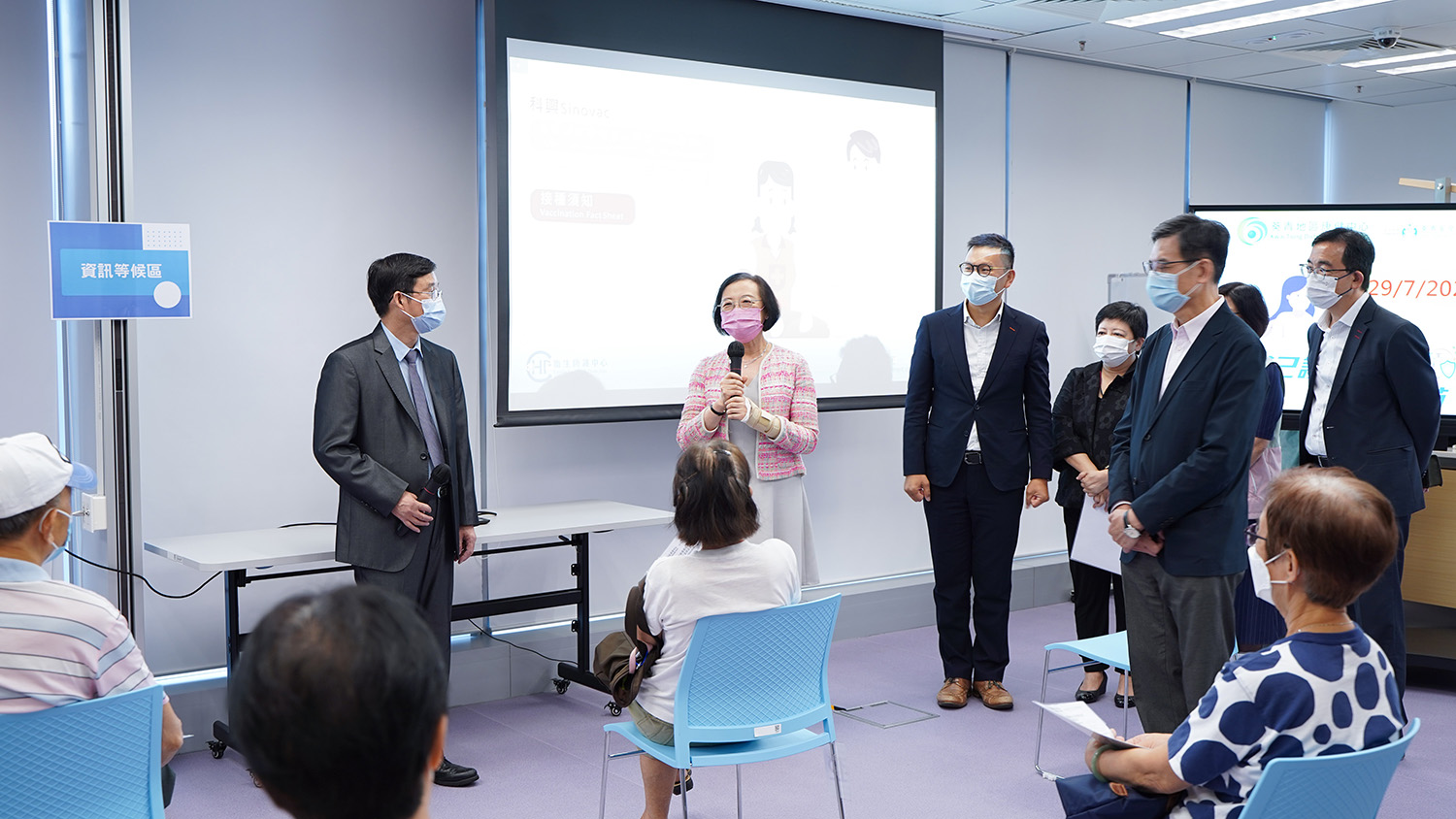 SFH inspects outreach vaccination service for elderly at Kwai Tsing District Health Centre (2021.7.29)