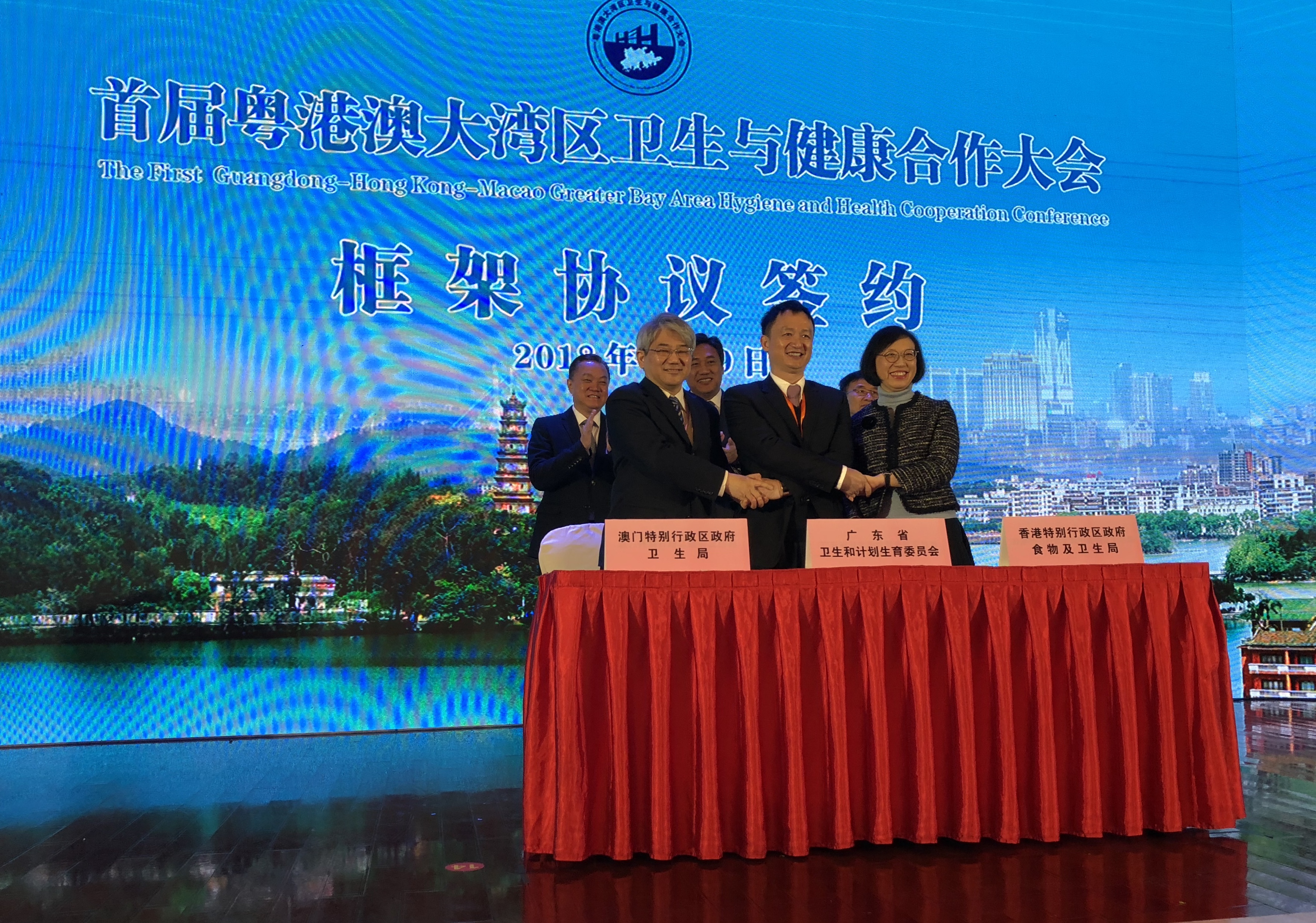 The Secretary for Food and Health, Professor Sophia Chan, led a delegation to Huizhou to attend the first Guangdong-Hong Kong-Macao Hygiene and Health Cooperation Conference today (January 9) to promote closer ties with the Mainland and Macao health authorities. The conference was co-organised by the Health and Family Planning Commission of Guangdong Province, the Food and Health Bureau, and the Health Bureau of the Macao Special Administrative Region Government. Professor Chan (right) is pictured after signing a framework agreement on co-operation among the three places on hygiene and health with the Director General of Guangdong Provincial Health and Family Planning Commission, Mr Duan Yufei (centre), and the Director of the Health Bureau of Macao, Dr Lei Chin-ion (left).
